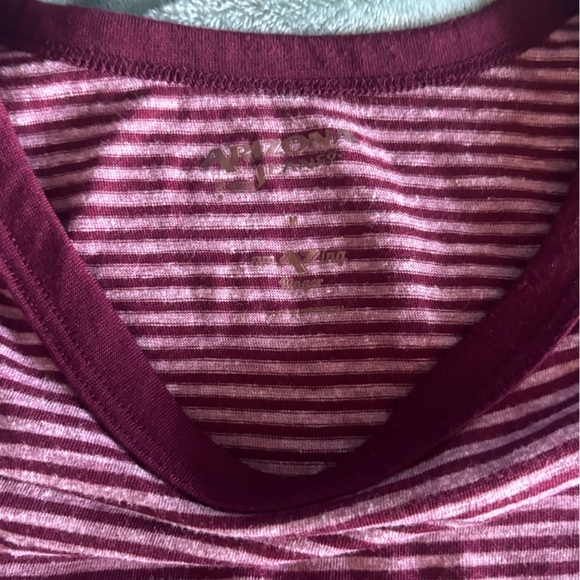 2 Womens Short Sleeve Shirts. Medium. Banana Republic and Arizona - Picture 3 of 11